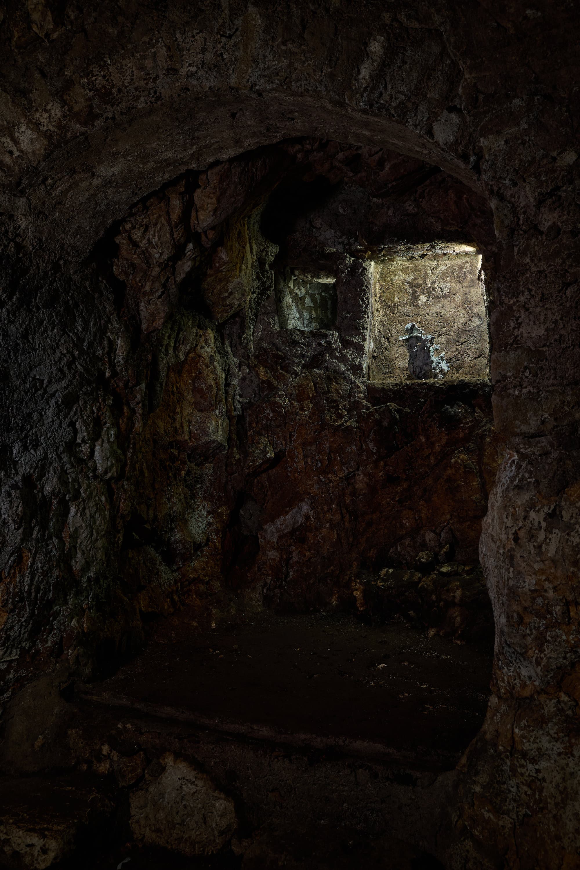 Veduta verticale della grotta: in fondo, nella nicchia illuminata, l'opera di Claudia Di Francesco.