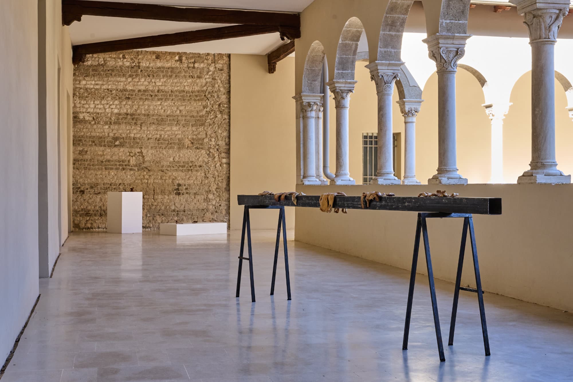 La Loggia con L'ultima scena di Francesco Petrone in primo piano: un palo di ferro su cavalletti.