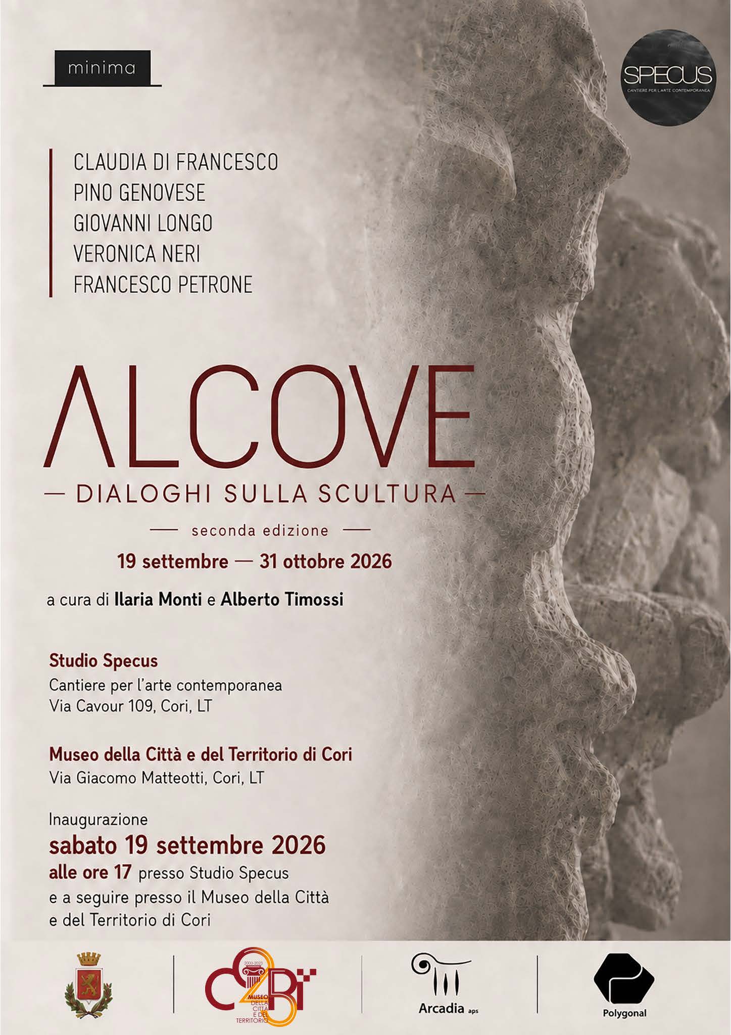 Il manifesto di ALCOVE — Dialoghi sulla scultura, seconda edizione, 19 settembre – 31 ottobre 2026: i nomi degli artisti, delle sedi e dei partner su una fotografia di roccia.