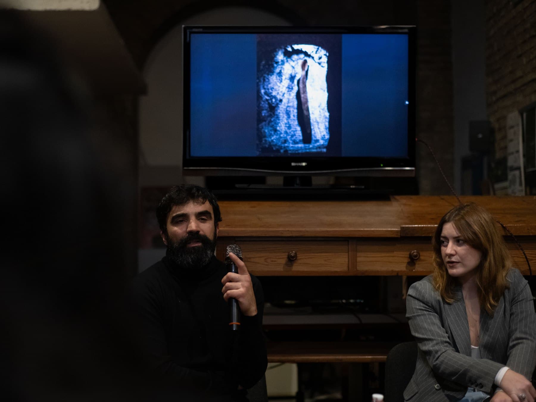 Un momento di dialogo tra artisti e curatori durante ALCOVE.