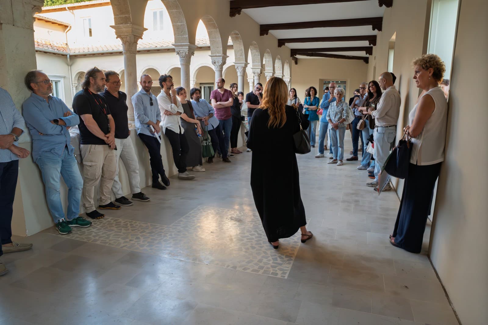 Veduta dell'allestimento della mostra ALCOVE nella loggia del Museo.