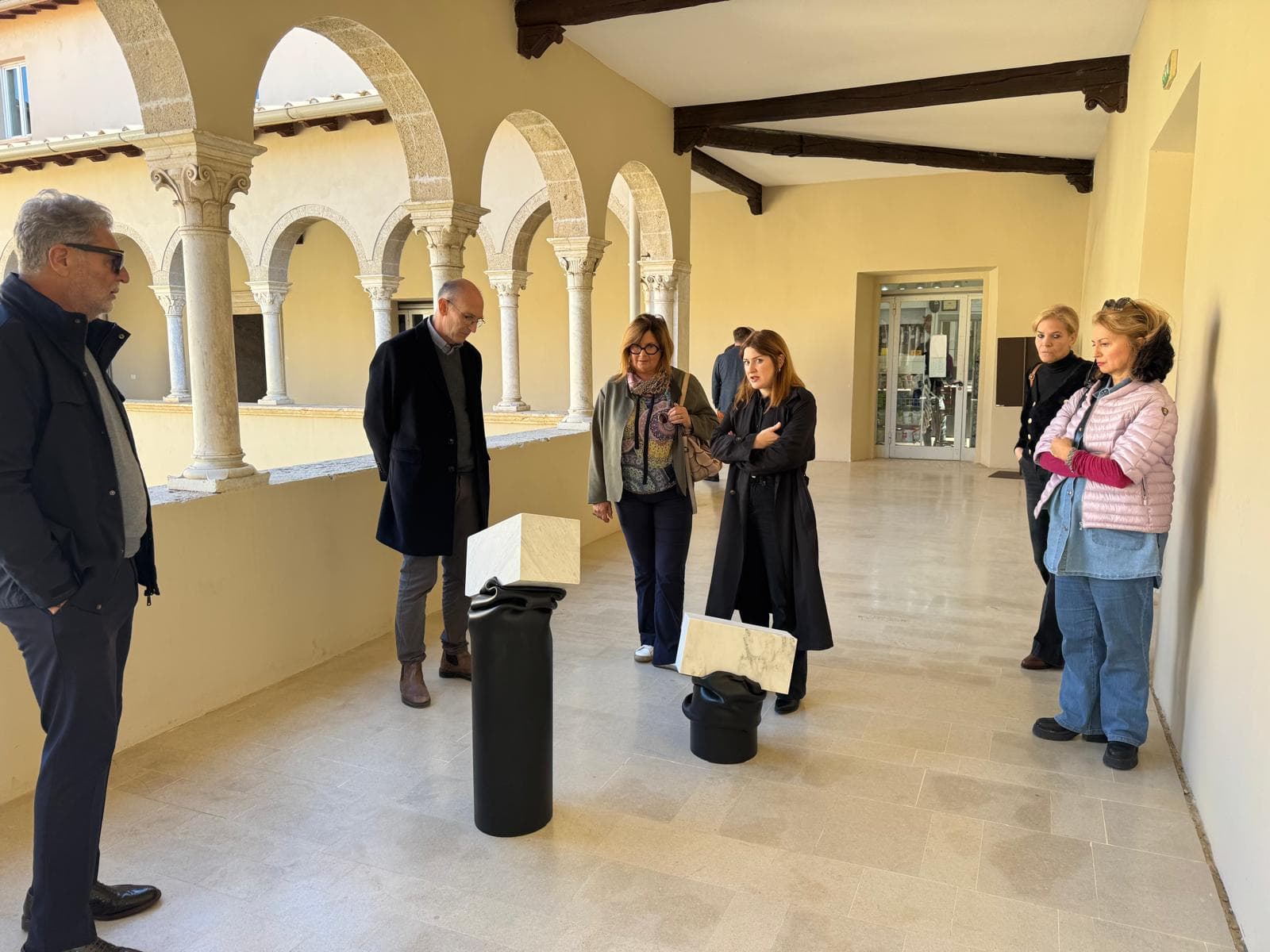 Veduta dell'allestimento della mostra ALCOVE nella loggia del Museo.