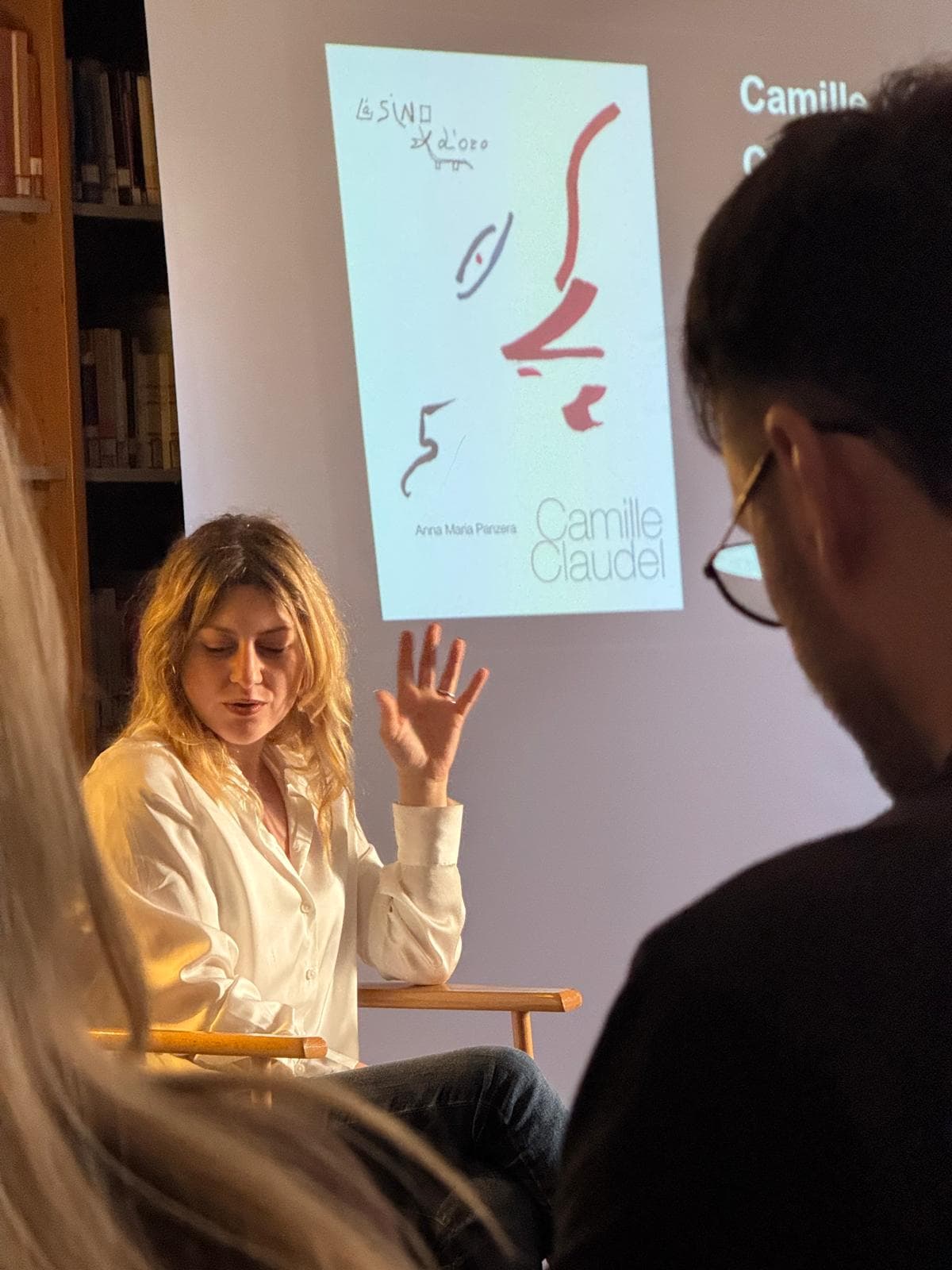 Ilaria Monti durante l'incontro su Camille Claudel.