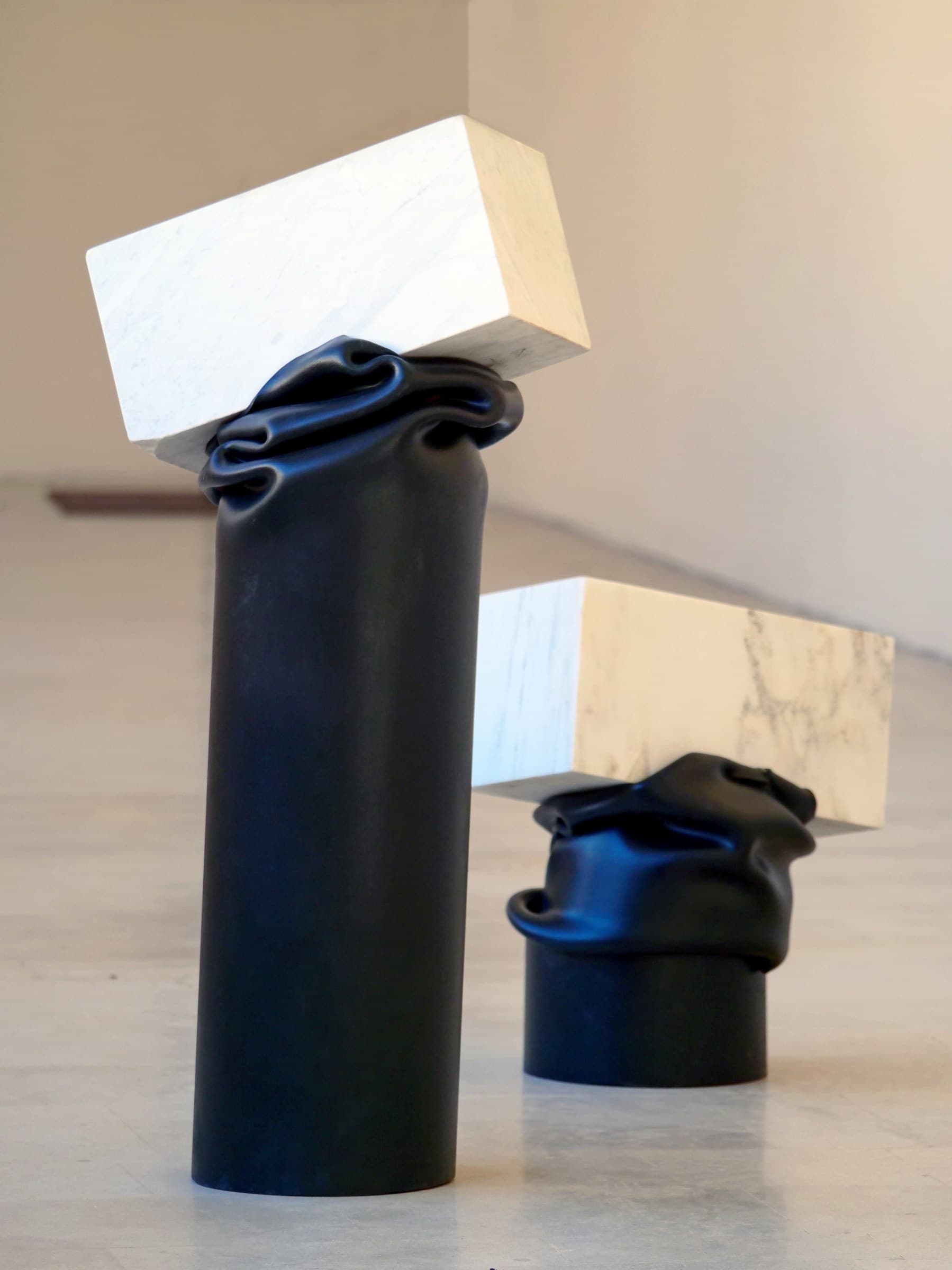 Il Dittico di Alberto Timossi nella loggia: colonne in PVC nero e blocchi di marmo bianco di Carrara.